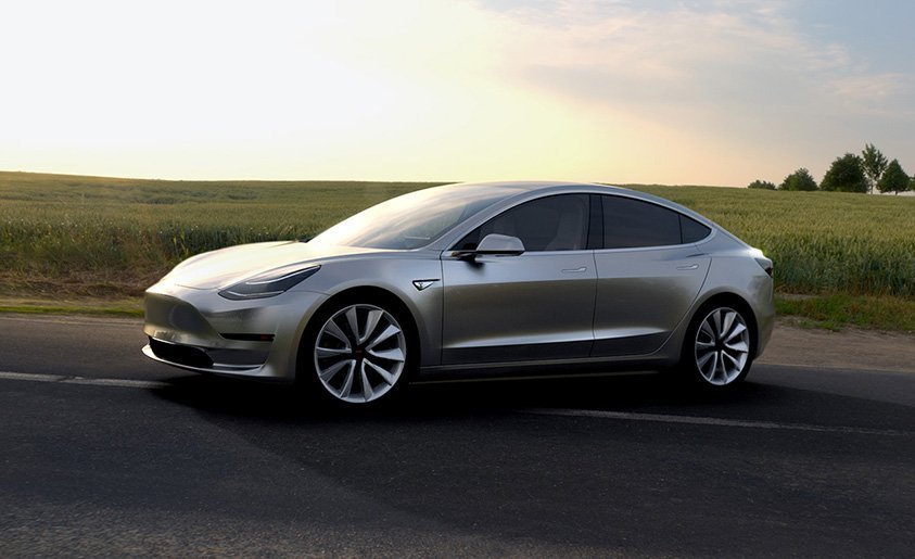 Tesla produce primer sedán Model 3 que es más económico