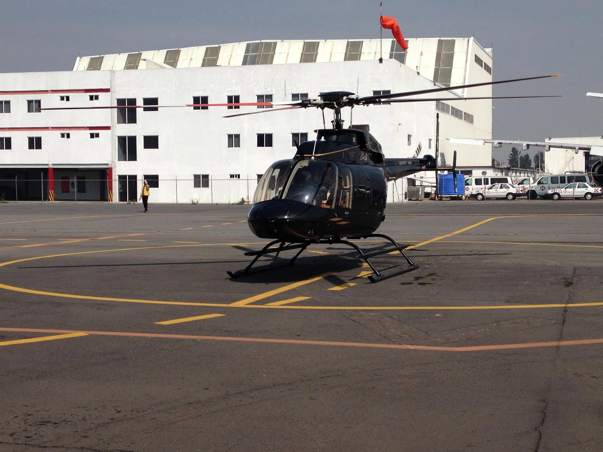 El capitán Bernardo Moreno León explica el Bell 407